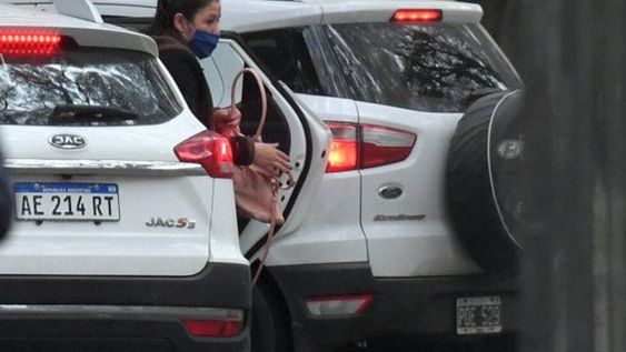 Cristina Castro, la mamá de Facundo, llegando al exEsma, donde se llevó a cabo la autopsia al cuerpo hallado la semana pasada.