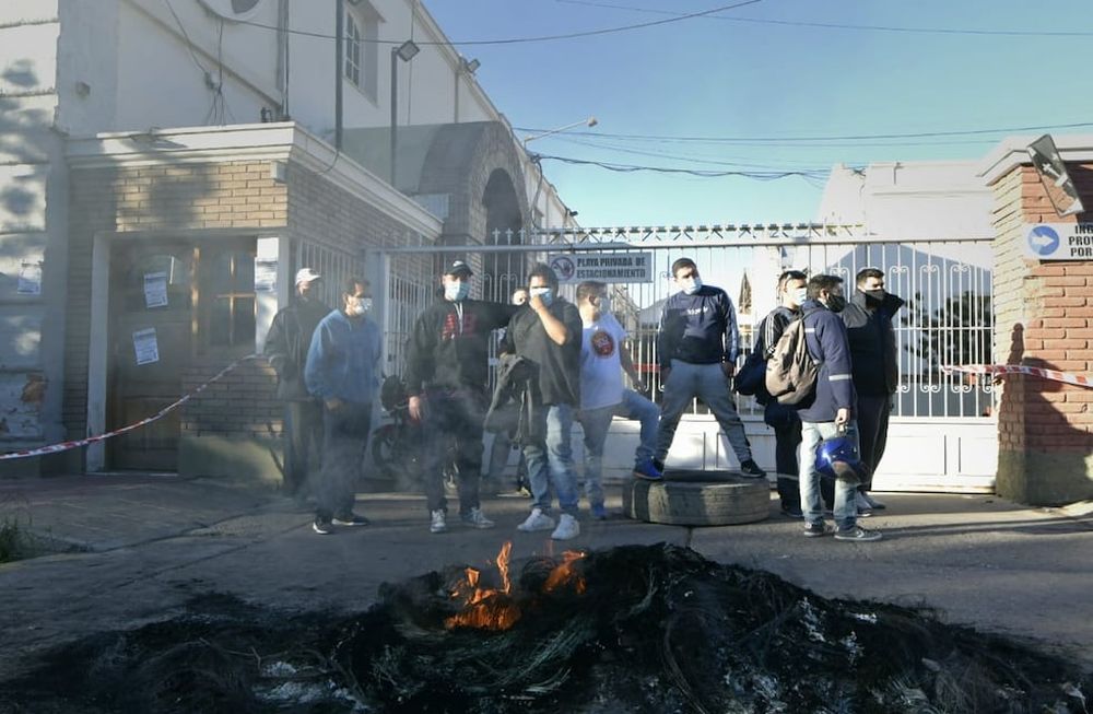 El sindicato rechazó el ofrecimiento de las empresas y presentó una contra propuesta, menos favorable que la que habían llevado en una reunión previa. Foto: Orlando Pelichotti / Los Andes.
