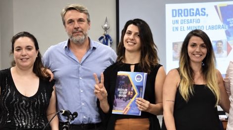 La jueza porteña Laura Beatriz De Marinis (tercera de izquierda a derecha) junto a dirigentes del kirchnerismo