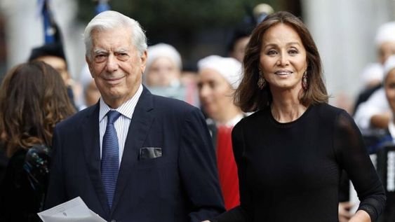 GRAF568. OVIEDO, 19/10/2018.- El escritor peruano Mario Vargas Llosa e Isabel Preysler, a su llegada a la ceremonia de entrega de los Premios Princesa de Asturias celebrada esta tarde en el Teatro Campoamor de Oviedo. EFE/J. L. Cereijido. oviedo españa Mario Vargas Llosa sabel Preysler Premios Princesa de Asturias ceremonia entrega del premio invitados