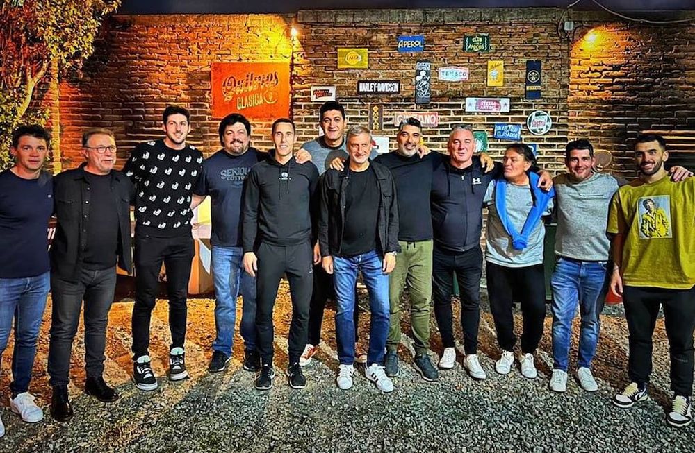 Albertinazzi, Magnano, Bolmaro, Palladino, Prigioni, Villar, Campana, Victoriano, Milanesio, Campazzo padre, Sucatzky y el anfitrión Facundo Campazzo compartieron un asado a puro básquet. (@pichi_oficial)