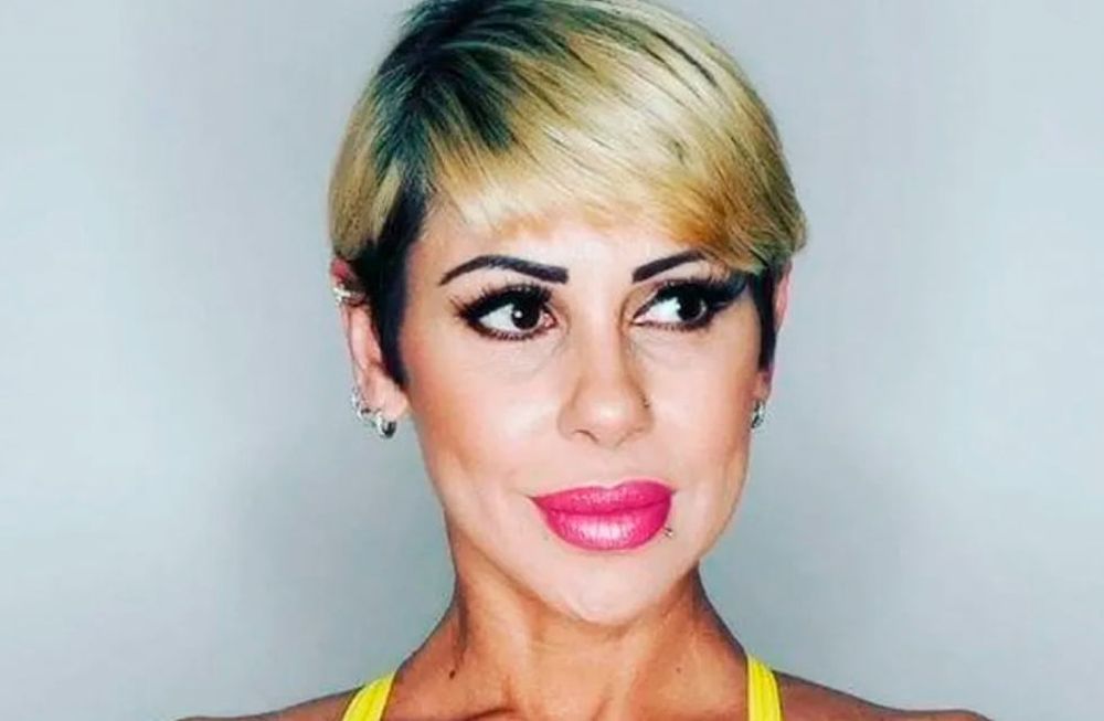 Mónica Farro pasó por el centro de estética y mostró su retaguardia con