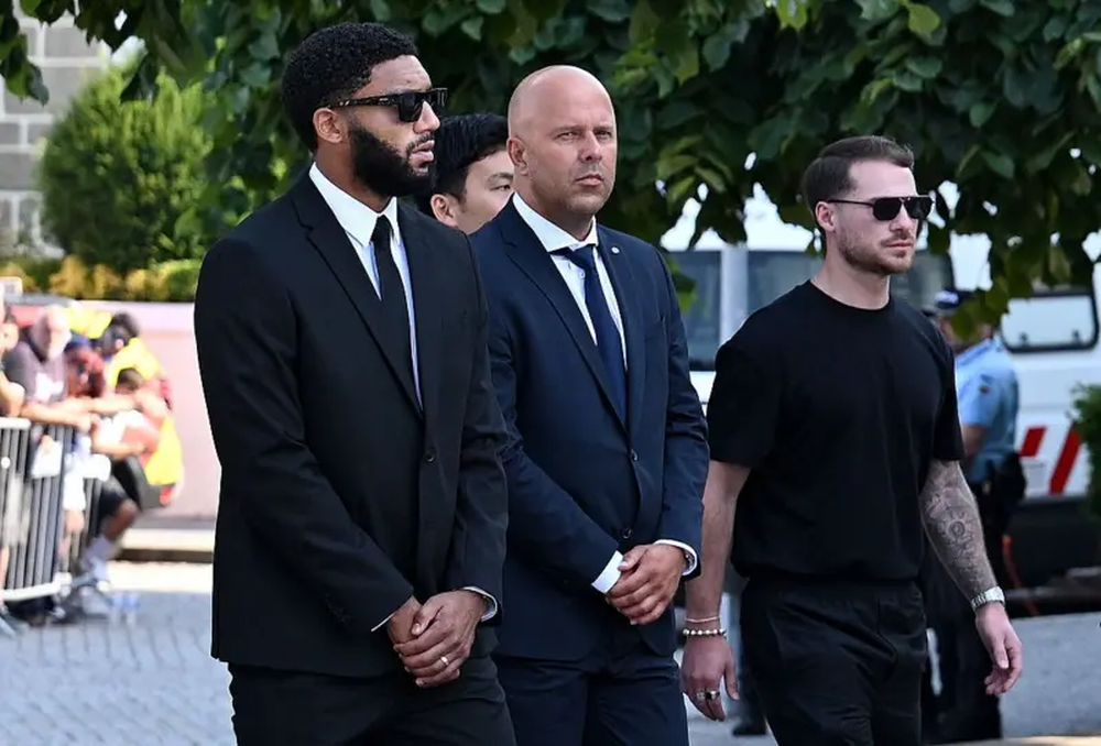 Arne Slot (centro), el director técnico del Liverpool, hizo parte del numeroso contingente de jugadores del club inglés que asistieron a la ceremonia.