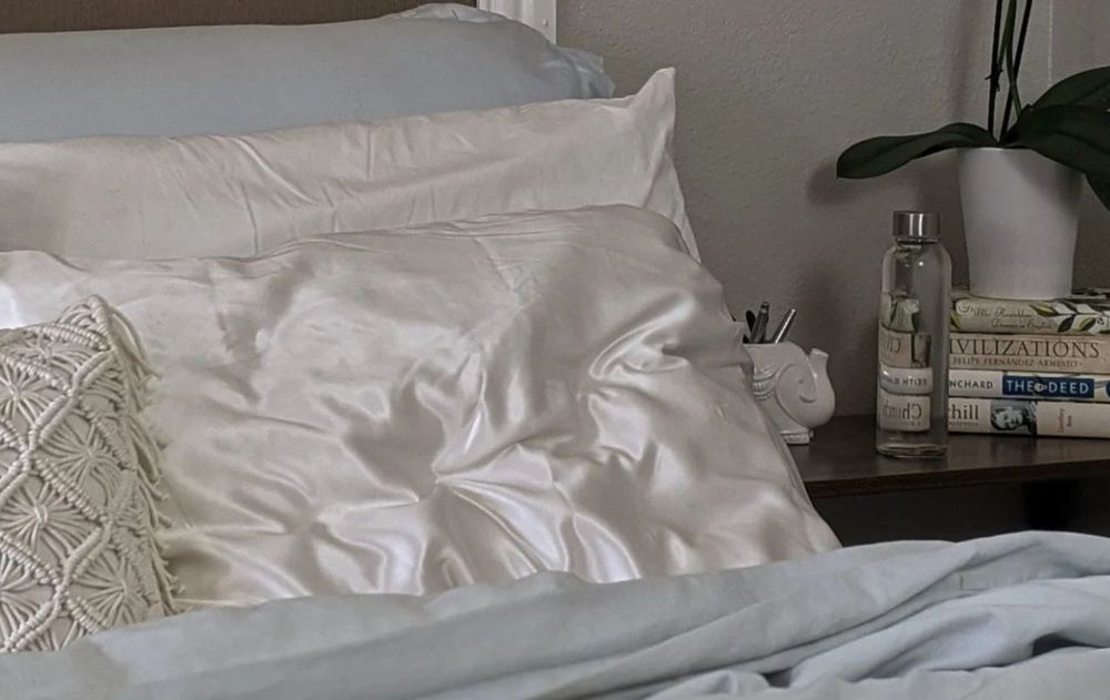 Con estos materiales y cuidados, las sábanas conservan su brillo natural y quedan protegidas de rozaduras, tirones y deformaciones.