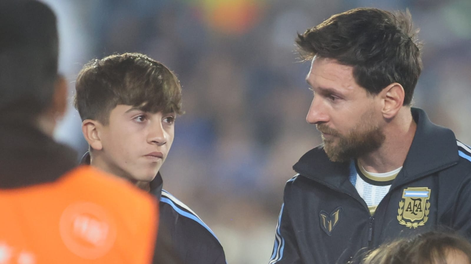 Los Andes en la despedida de Lionel Messi: llanto y una bandera histórica en el himno nacional.