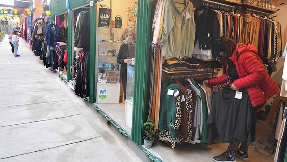 Sobre la vereda Oeste de San Martín, entre Barcala y Godoy Cruz, se emplaza el nuevo paseo de compras, con más de 20 coloridos puestos y hasta un foodtruck. | Foto: José Gutiérrez  / Los Andes