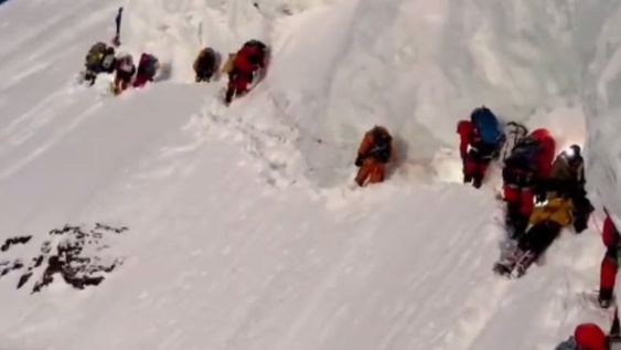 Una persona murió frente a mis ojos. En el camino de regreso tuvimos que saltar sobre su cadáver contó una de las escaladoras. Foto: Gentileza Redes