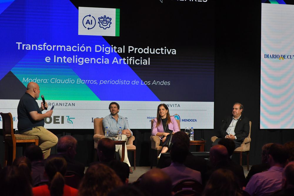 Tomás Moyano (CTO & COO de Ticmas), Vanessa Taiah (cofundadora de Mind Hub) y Rodolfo Giro (cofundador de Interbrain) hablaron sobre Transformación Digital e Inteligencia Artificial en un panel moderado por el periodista Claudio Barros.