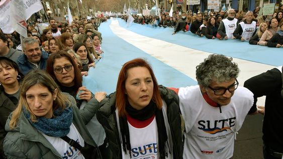 La protesta convocó a trabajadores de la salud, de la educación, bancarios y de la administración pública, por las calles céntricas, en reclamo de mejoras salariales.Muchos sindicatos y gremios exigen mejoras en las paritariasFoto: Orlando Pelichotti / Los Andes