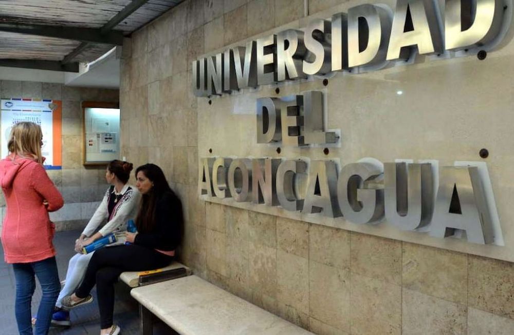 En una magnifica noche, en el patio de Ceremonias de la Casa de Estudios se ha cerrado el año académico con la participación del prestigioso coro dirigido por el Prof. Ricardo Portillo, que cumplía  26 años desde su creación.