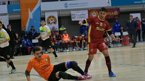 Los Andes | Nicolás Páez intenta definir ante la salida del arquero Ríos. Mendoza comenzó con el pie derecho en el Argentino de Selecciones. Foto: Orlando Pelichotti / Los Andes