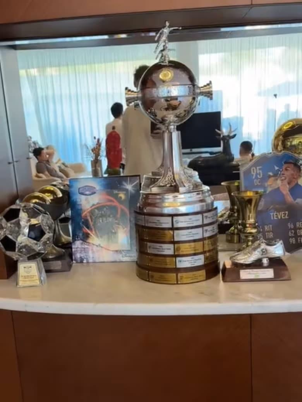 La casa de Carlos Tévez hace un repaso de su carrera y su amor por Boca Juniors.