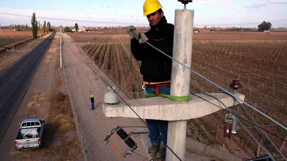 Luz: la falta de fondos complicará el servicio y las tarifas.