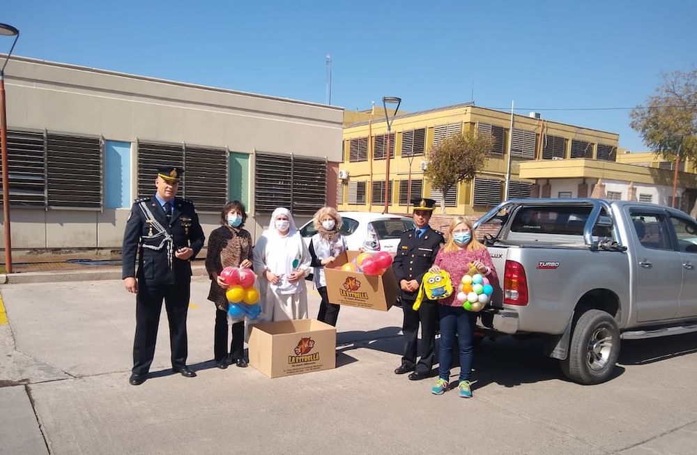 Efectivo de la Unidad Especial de Patrullaje se hicieron presentes en el hospital pediátrico humberto Notti, con juguetes y golosinas para celebrar el Día del Niño. Gentileza / Ministerio de Seguridad