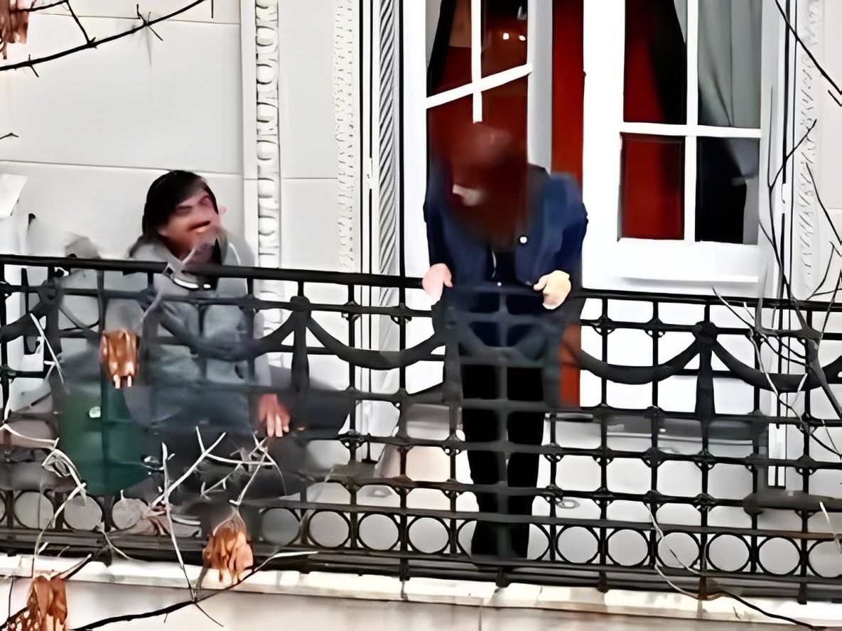 Cristina Kirchner en el balcón: quién es el hombre que la acompañaba en sus apariciones