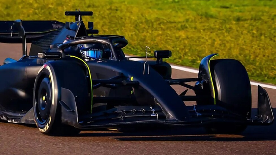 El piloto mexicano regresó tras casi un año y condujo un Ferrari negro en Imola durante la primera prueba en pista del equipo Cadillac.