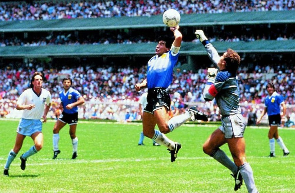La mítica camiseta de Diego en el partido contra Inglaterra de México 86 será subastada. Pero la familia de Maradona dice que no es la original.