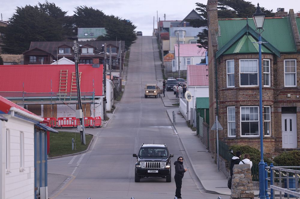 Una calle en Puerto Argentino. Las calles de las islas Malvinas, se asemejan a una zona rural británica y cuentan con apenas 3.600 habitantes.
