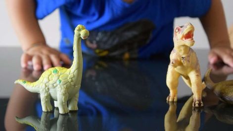 Los expertos recomiendan fuertemente estimular el juego con dinosaurios.