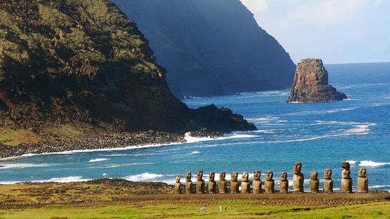 Un fenómeno marítimo podría poner en riesgo a las emblemáticas estatuas de la Isla de Pascua