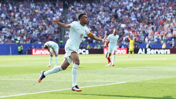 Mbaapé falló un penal pero luego conviritió un verdaero golazo para poner a Francia arriba en el marcador.&nbsp;