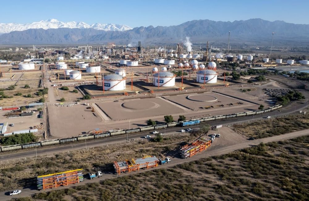 Con la instalación de los módulos, YPF avanza con la modernización del Complejo Industrial que posee en Luján de Cuyo.