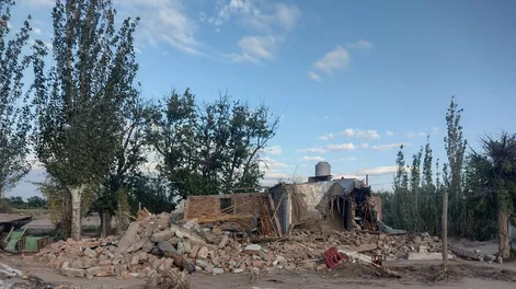 Se destrabó el conflicto por la doble vía: expropiaron y demolieron la casa de Carril Centro. (Enrique Pfaab - Los Andes)