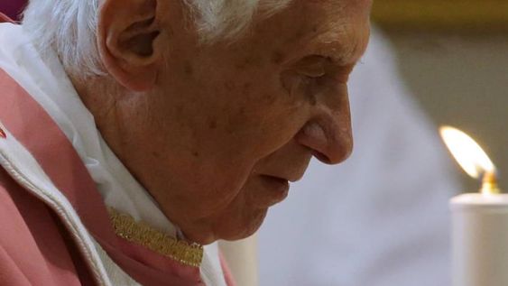 Un informe sobre abuso sexual de menores en la Iglesia católica de Baviera dice que Benedicto XVI resolvió no actuar ante un sacerdote pedófilo. / AP