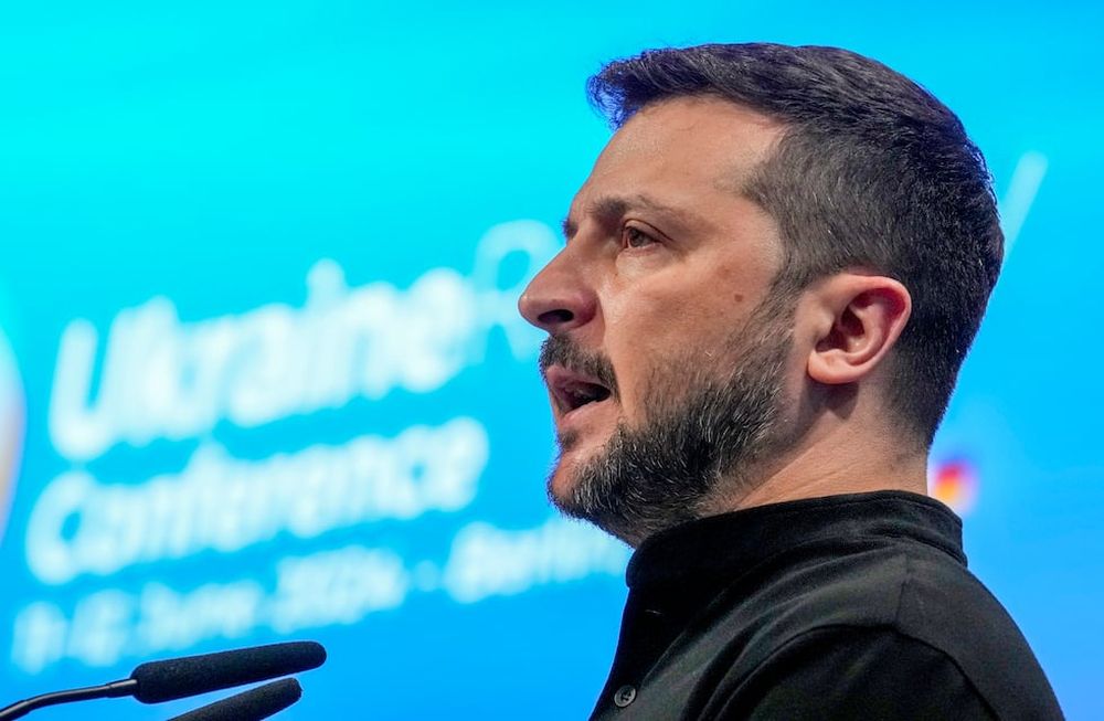El presidente de Ucrania, Volodymyr Zelenskyy, interviene en la inauguración de una conferencia para la recuperación de Ucrania, en Berlín, Alemania, el 11 de junio de 2024. (AP Foto/Ebrahim Noroozi)