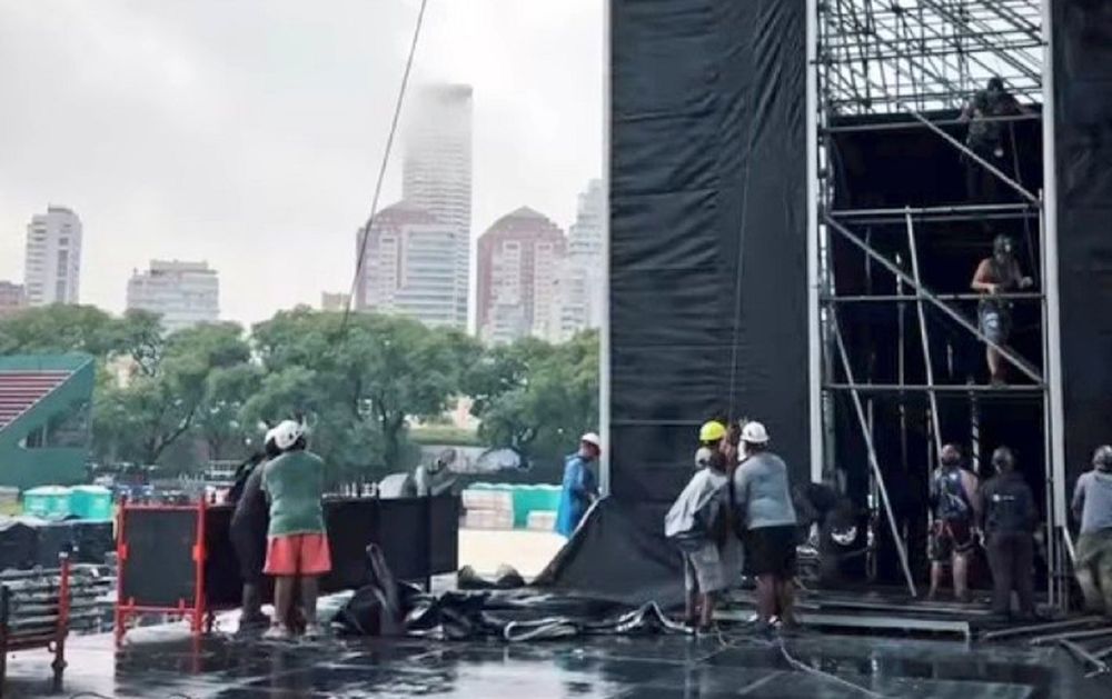Montaje bajo la lluvia del escenario para Shakira en el Campo Argentino de Polo