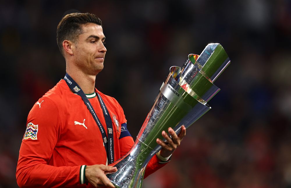 Cristiano Ronaldo betrachtet die Trophäe nach dem Finale der UEFA Nations League zwischen Portugal und Spanien in München, Deutschland, 8. Juni 2025. (Deutschland, Spanien) EFE/EPA/ANNA SZILAGYI