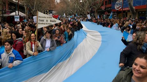 La protesta convocó a trabajadores de la salud y de la educación que reclaman mejoras salariales.Foto: Orlando Pelichotti / Los Andes