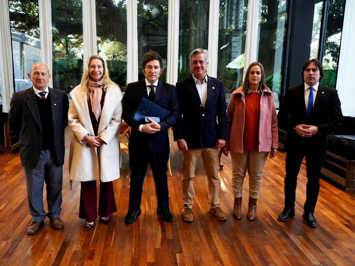 Sin hacer declaraciones, Milei se reunió con la Mesa de Enlace tras las críticas por las retenciones