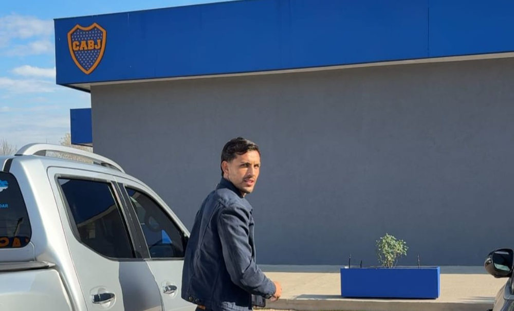 La llegada de Leandro Paredes al predio de Ezeiza.  