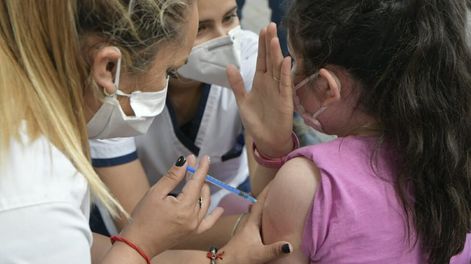 El personal de vacunación acompañó a los niños ante la difícil tarea. / Orlando Pelichotti