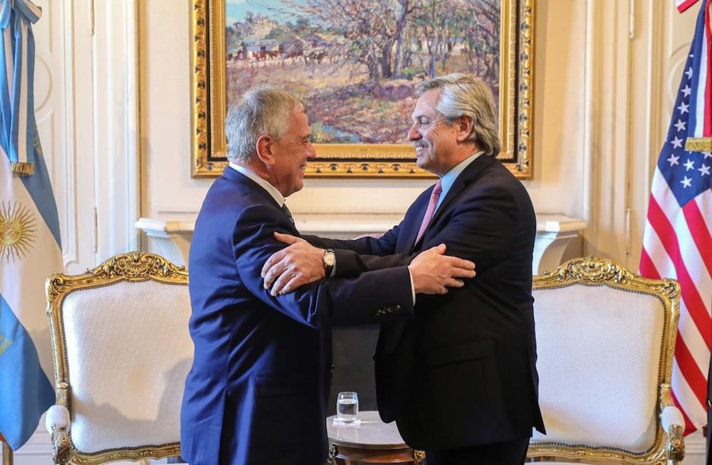 El embajador de los Estados Unidos en la Argentina, Edward Prado, junto al presidente Alberto Fernández en un encuentro protocolar al inicio de la gestión.