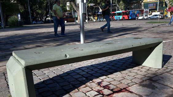 Caso Juan GarcíaEl asesinato se produjo cerca de las 1.05 en un banco de la Alameda, cerca de San Martín y Córdoba y la victima resultó ser Juan García, un hombre de 51 años domiciliado en el barrio Andino del complejo La Favorita de Ciudad, en tanto que el presunto autor de homicidio fue identificado como Esteban Zárate, un hombre de 39 años con una discapacidad en una de sus piernas y que vive en situación de calle.Foto: Orlando Pelichotti