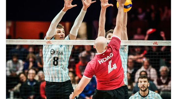 El capitán de Canadá, Nicholas Hoag busca rematar frente al doble bloqueo argentino de Luciano Vicentín y el mendocino Agustín Loser (8), en el partido que Argentina se impuso al seleccionado canadiense por 3/1, en la tercera jornada de la VNL 2023, que se está disputando en Ottawa, Canadá.