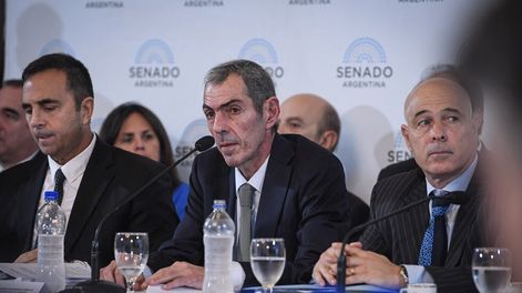 Los Andes | De izquierda a derecha, los secretarios Julio Cordero (Trabajo), Eduardo Rodríguez Chirillo (Energía) y el senador Bartolomé Abdala (La Libertad Avanza). Foto: Comunicación Senado