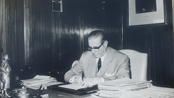 Francisco J. M. Gabrielli, en el despacho de la casa de gobierno, años 60. Archivo Privado Familia Gabrielli.