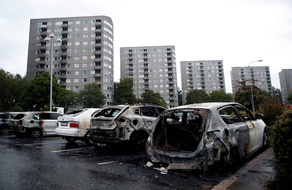 Terror en Suecia: un grupo de enmascarados incendió 80 autos durante la noche