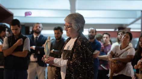 Los Andes | Un grupo de unas 60 personas ingresó al rectorado de la UNCuyo para protestar por la muestra de obras de arte 8M - Manifiestas Visuales que habían sido cuestionadas por la iglesia, luego de rezar comenzaron a romper las obras que estaban expuestas en conm