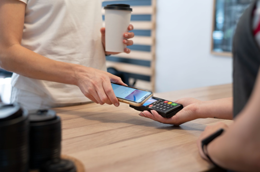 Jóvenes fintech billeteras virtuales pagos celular