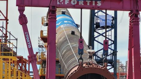 Así instalaron en la refinería el reactor que construyó Impsa para YPF.