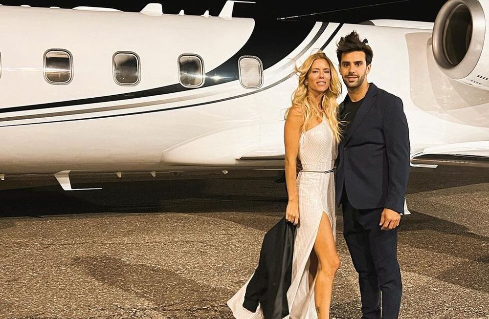 Nicole Neumann viajó en avión privado con su novio, Manu Urcera.