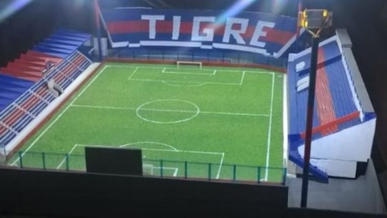Un artesano realiza estadios de fútbol a escala.