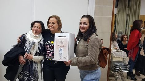 Mariela (al centro) con la urna habilitada para recibir donaciones que permitan el cierre perimetral del Hogar de Cristo, en Godoy Cruz.