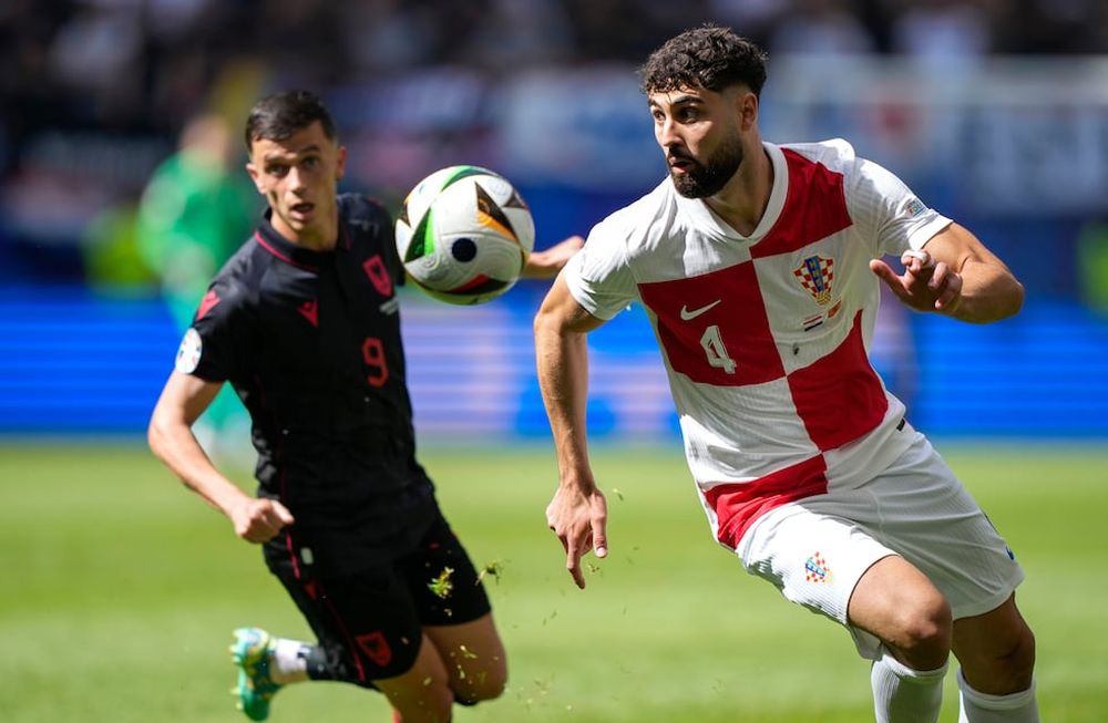 Josko Gvardiol de Croacia corre con el balón mientras lo persigue Jasir Asani de Albania en el encuentro del Grupo B de la Eurocopa. / Gentileza.