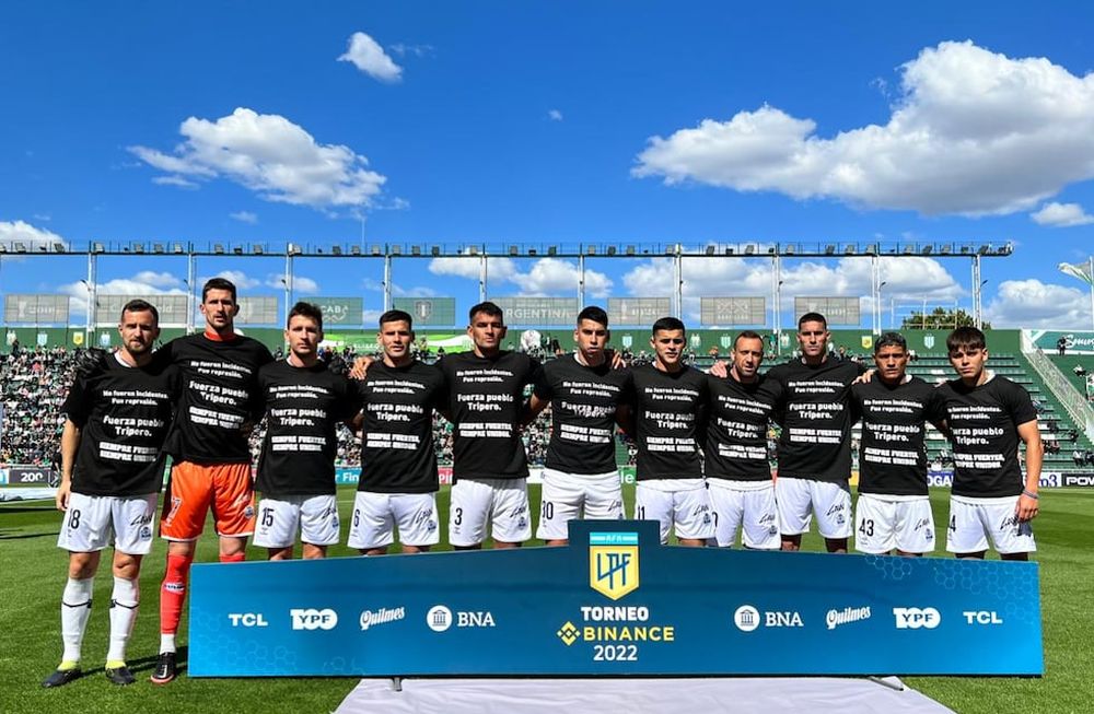 Los jugadores de Gimnasia de La Plata y un fuert mensaje antes del inicio del partido con Banfield. / Gentileza.