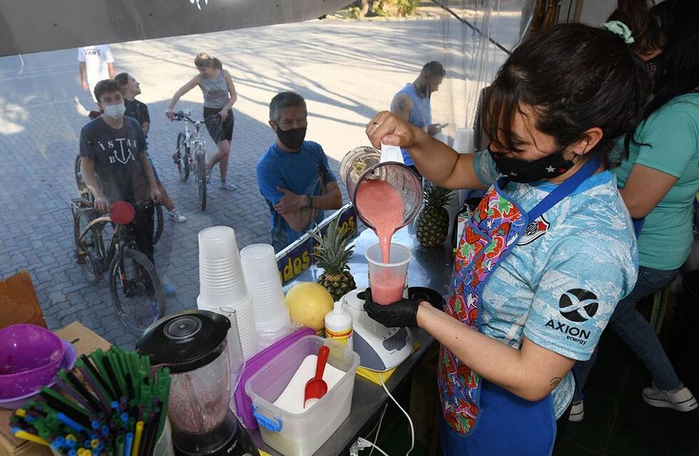 Días de mucho calor en Mendoza, para este fin de semana. Romina, prepara licuados en el parque General San Martín de Ciudad. Foto: José Gutiérrez / Los Andes